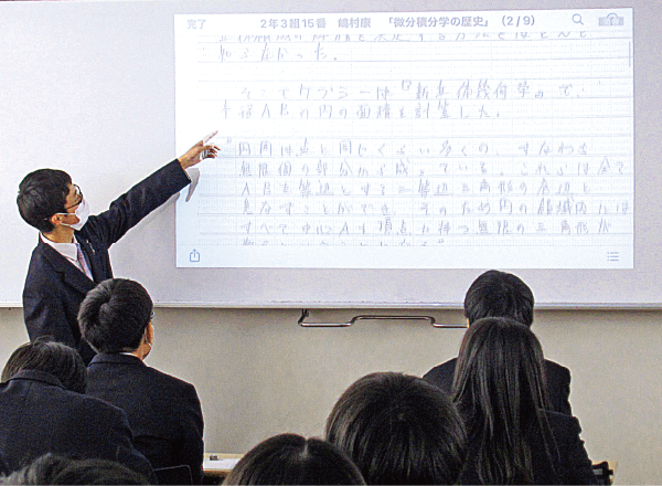 自分の解法をみんなの前で披露 毎週土曜日 3学年の枠を越えて実施